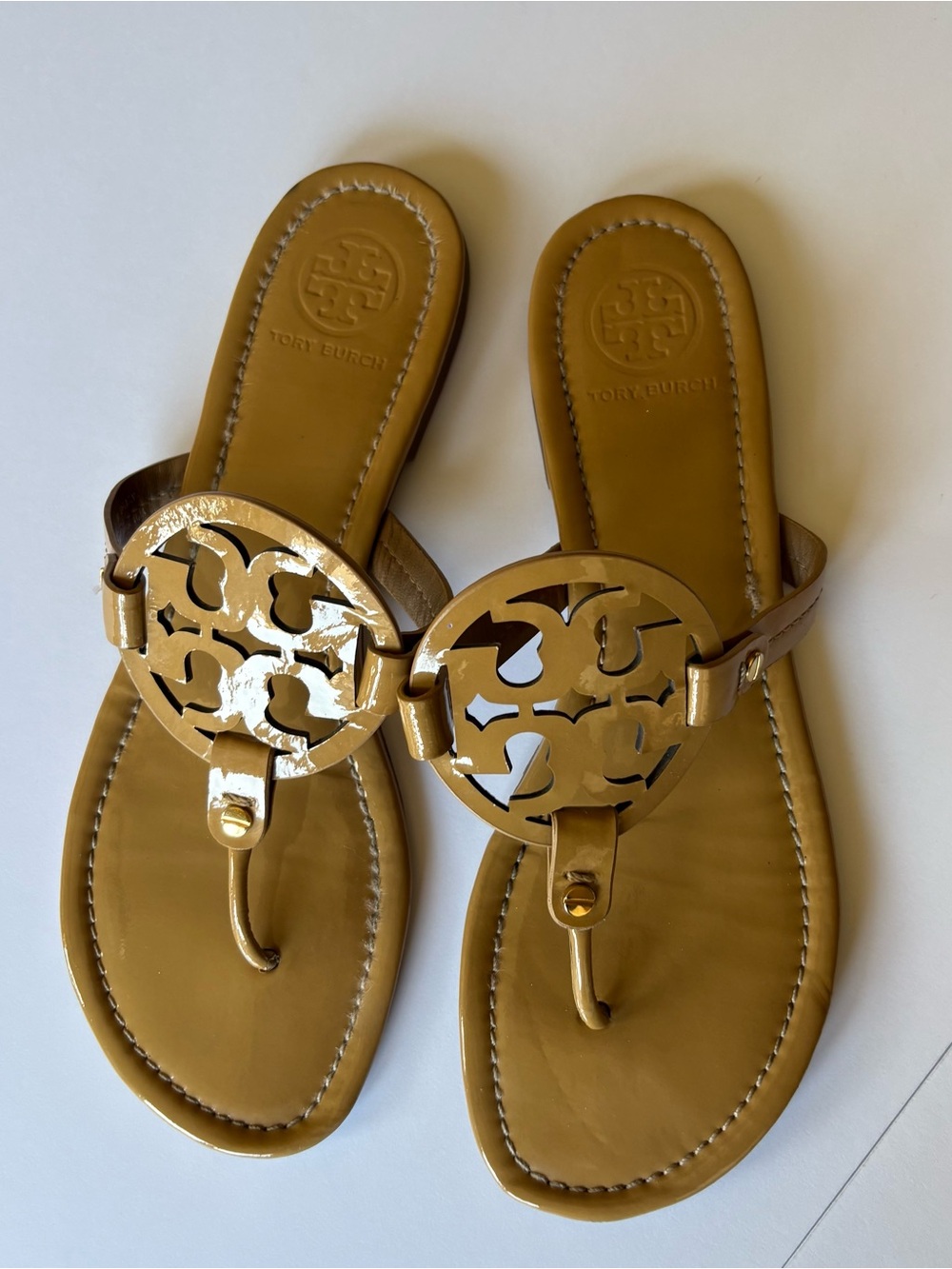 Tory Burch Miller Tan Patent Sandals Old Money Quiet Luxury Slip On Casual Chic - Picture 3 of 10